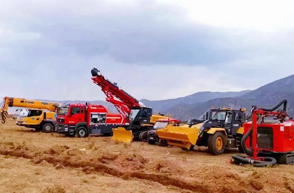 徐工參與空地聯(lián)合營救滅火、“孤島”救援、堰塞湖險情處置等實戰(zhàn)演練。