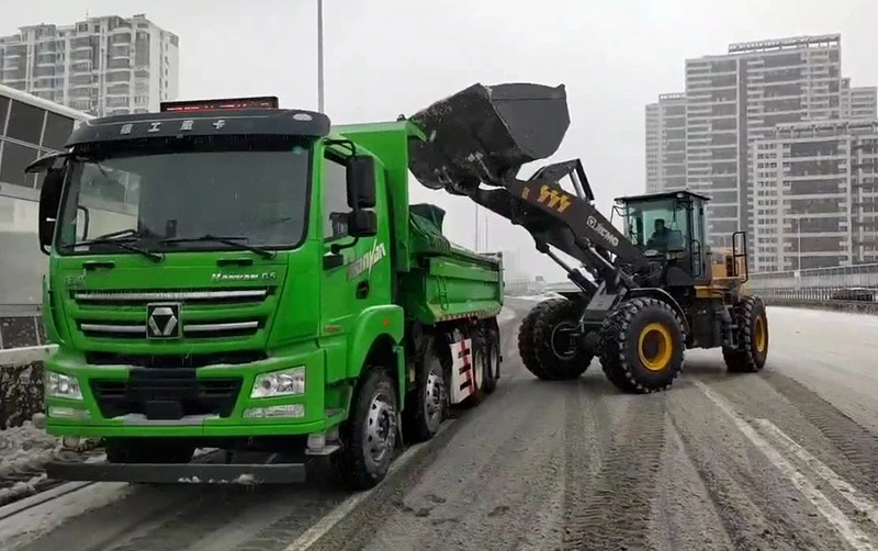 除雪保暢通，徐工汽車在行動