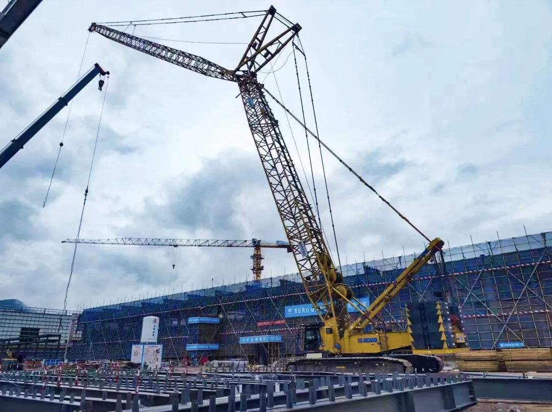 “鋼”鐵的意志！徐工XGC320履帶起重機(jī)參建大跨度鋼結(jié)構(gòu)工業(yè)廠房